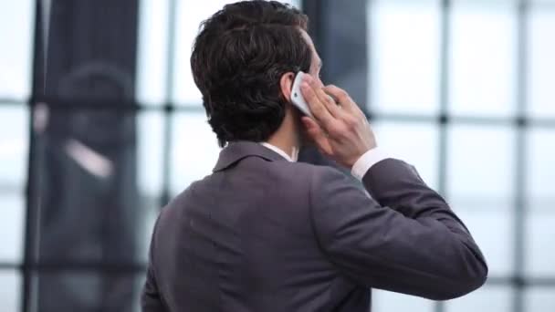 Confiant Jeune Homme Costume Complet Parlant Sur Téléphone Mobile — Video