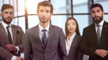 Şirket öğretmeni, akıl hocası, koç ve stajyer grubu, öğrencilerin iş portresi.