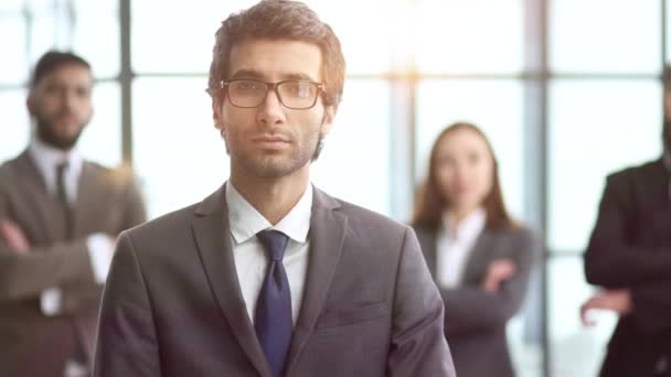 Diverse Business Teamleiter Posieren Mit Multiethnischen Gruppe Von Mitarbeitern — Stockvideo