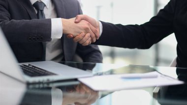 Müzakerelerden sonra mutlu iş adamları tokalaşıyor