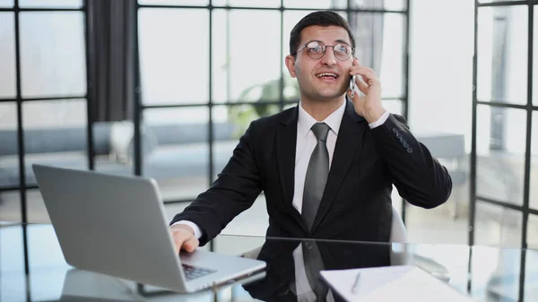 Retrato Jovem Empresário Sério Escritório Casual Chamando Pelo Telefone Enquanto — Fotografia de Stock