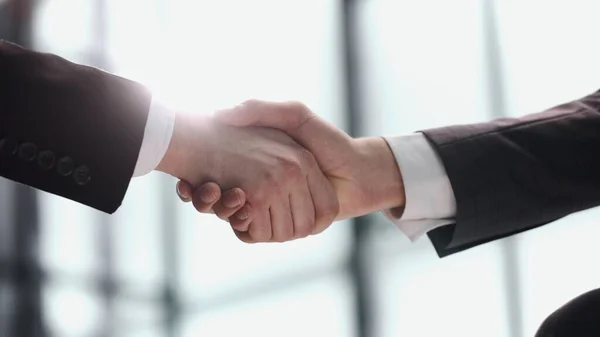 握手是开始谈判 成功签订团队合作合同 招聘人力资源概念的象征 — 图库照片