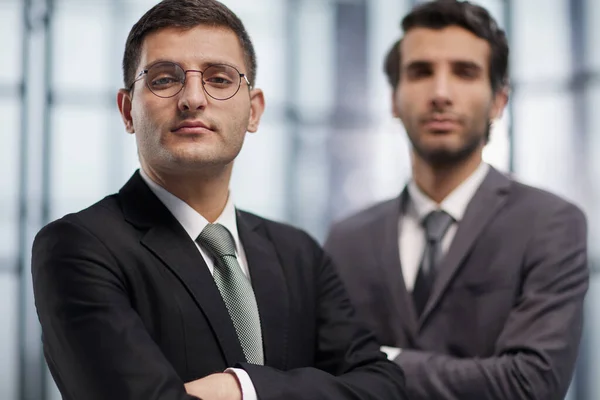 オフィスで腕を組んで立っている二人の男ビジネス労働者がジェスチャーを交わした — ストック写真