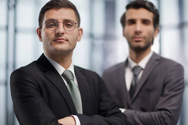 Dos Hombres Trabajadores Negocios Pie Con Los Brazos Cruzados Gesto — Foto de Stock