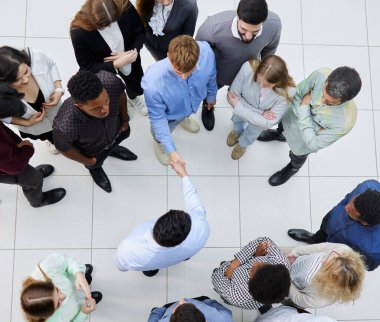 Gençlerin grup kameraya, özgün ararken çeşitli photoset