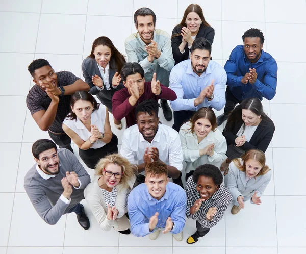 Ovanifrån Grupp Tillfälliga Ungdomar Som Applåderar Tillsammans — Stockfoto