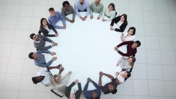 Rekan Bisnis Mendiskusikan Proyek Kantor Yang Duduk Meja Besar — Stok Video