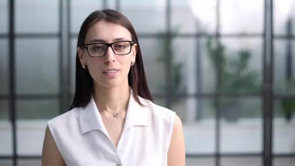 Portret Pięknej Młodej Biznesmenki Okularach Pozujących Biurze — Wideo stockowe