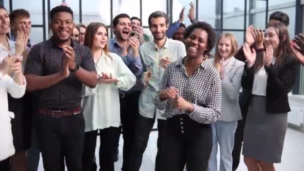 Επιχειρηματική Ομάδα Γιορτάζει Ένα Θρίαμβο Χέρια Ψηλά — Αρχείο Βίντεο