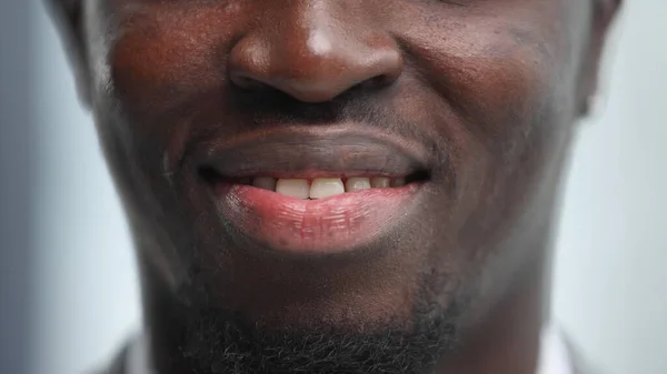 Siyah Bir Adamın Yüzüne Yaklaş — Stok fotoğraf