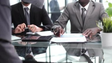 tartışma ve beyin fırtınası, muhasebe denetim grafikleri ve çizelgeler masasında.