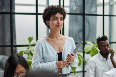 Motive olmuş, hırslı ve kendinden emin genç bir iş kadını.