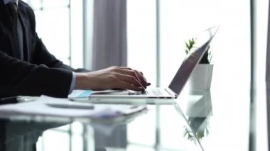 İnsanlar evlerinde uzaktan çalışıyor. Uzaklık işi