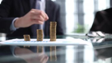 Adam bir masada onun paraları sayar. Kişisel Finans, Finans Yönetimi, tutumlu veya para hırsı kavramı.