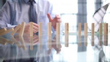 boş tahta küpleri masaya yerleştirip istiflemek