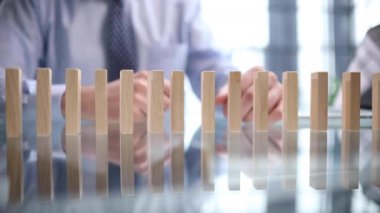 boş tahta küpleri masaya yerleştirip istiflemek