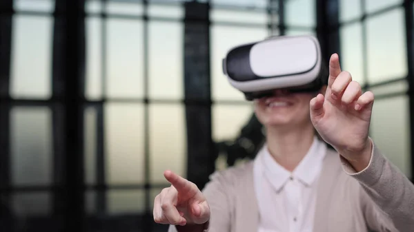 Kantoormedewerker Heeft Plezier Het Werk Kijkt Naar Video Virtual Reality — Stockfoto