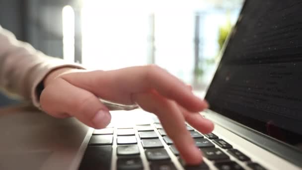 Закрыть Изображение Руки Женщины Сидящей Клавиатуре Ноутбука Серфингующей Интернету Офисном — стоковое видео