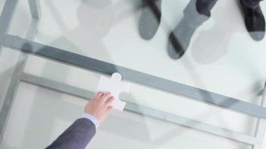 Beyaz yapboz ile takım çalışması dört parça işbirliği konsepti. Yukarıdan görünüm