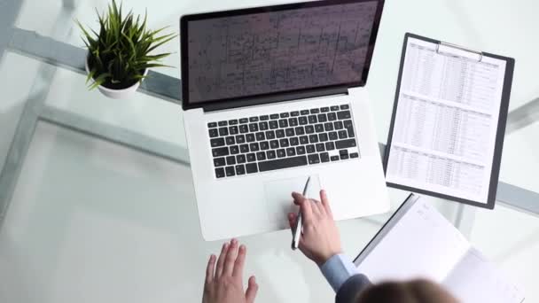 Pessoa Negócios Close Toque Terno Touchpad Computador Portátil Trabalhando Notebook — Vídeo de Stock