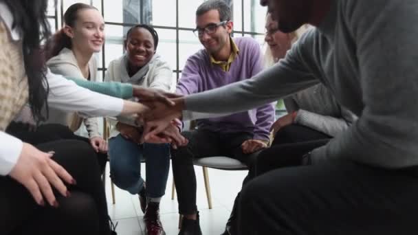 Różnych Ludzi Siedzących Kręgu Trzymając Się Ręce Terapii Grupowej — Wideo stockowe