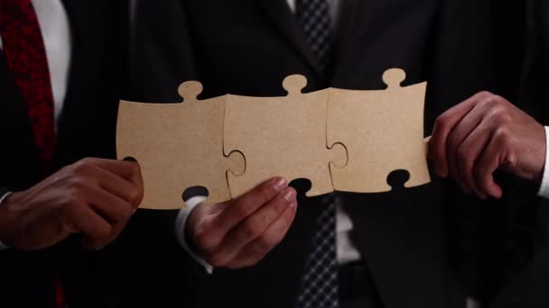 Nahaufnahme Von Geschäftspartnern Die Zwei Weiße Puzzleteile Auf Schwarzem Hintergrund — Stockvideo