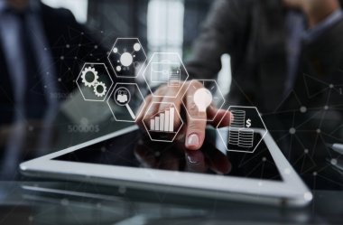 yakın çekim. Dijital tablet ekranda onun parmak basarak işadamı