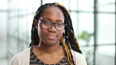 Tasarım dünyasında parlak bir çaylak. Ofiste çalışan çekici bir genç kadın.