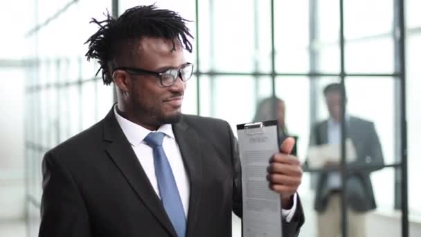 Бізнесмен Показує Документи Фінансових Звітів Камеру — стокове відео