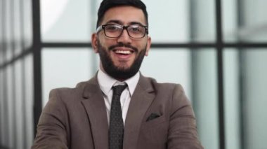İş bulmacası, strateji ve pazarlama. İş adamı bulmacanın gümüş parçalarını gösterdi