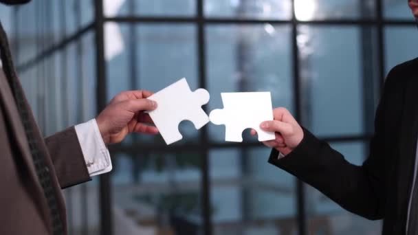 Zbliżenie Partnerów Biznesowych Składających Dwie Białe Puzzle Tle Biurowca — Wideo stockowe
