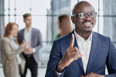 Yakışıklı Afro-Amerikan yönetici iş adamı büroyu kapatıyor.