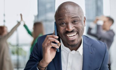 Telefonda konuşurken iyi haberler alıyorum iş teklifini kazanıyorum telefonda konuşan adamı şok edip zaferi kutluyorum.