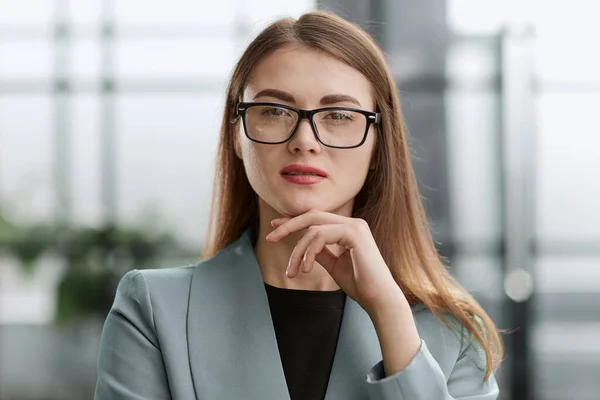 Portrait Confident Young Businesswoman Standing Her Arms Crossed Office — Stock Photo, Image