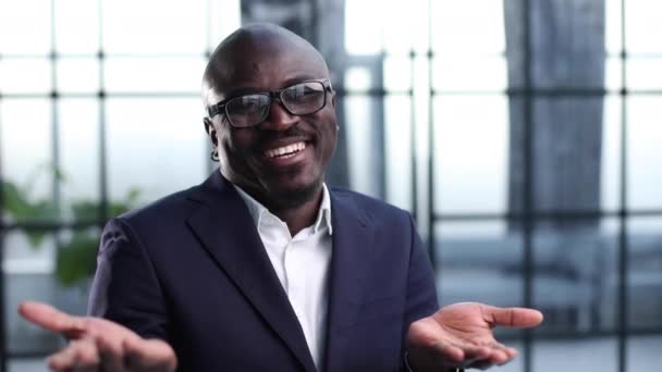 Επιχειρηματίας Μαύρος Κάνει Μια Χειρονομία Έκπληξη — Αρχείο Βίντεο