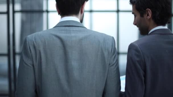 オフィスで背を向けて立っているビジネスマン — ストック動画