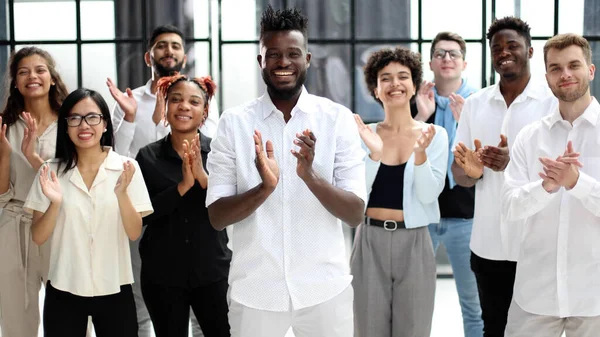 Große Internationale Gruppe Glücklicher Menschen Die Gemeinsam Applaudieren — Stockfoto