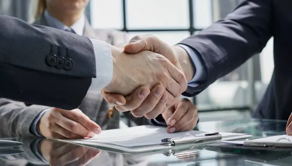 Empresários Advogados Apertando Mãos Terminando Reunião Negociação Escritório Ensolarado — Fotografia de Stock