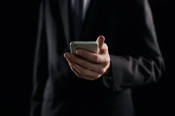 Geschäftsmann Casual Messaging Telefon Auf Dunklem Hintergrund — Stockfoto