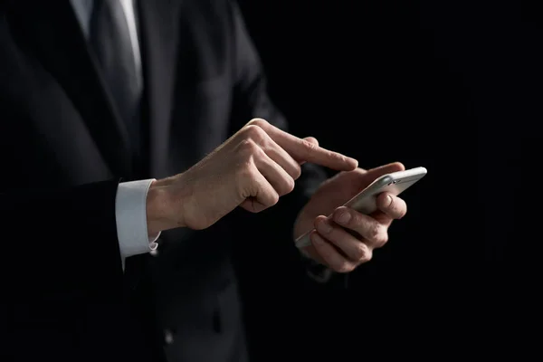Nahaufnahme Eines Geschäftsmannes Der Einen Finger Auf Den Smartphone Bildschirm — Stockfoto