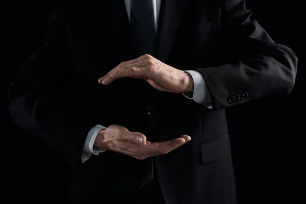 黒い背景に仮想地球を持つ男性の手のペア — ストック写真
