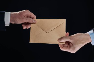 Ofisteki zarfta rüşvet parası vardı. İşadamı eli rüşvet alıyor.