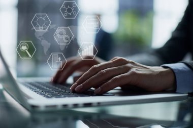 İç kısımda dizüstü bilgisayarda yazan eller.