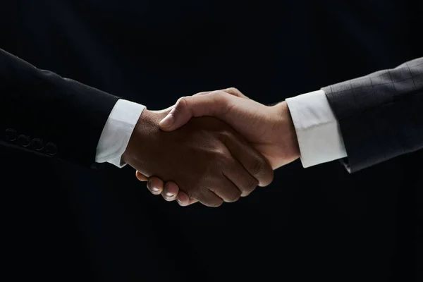 非洲商人手白色商人握手 — 图库照片