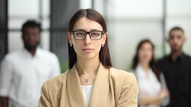 Portré Egy Fiatal Üzletasszonyról Szemüveggel — Stock videók