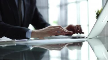 İnsanlar evlerinde uzaktan çalışıyor. Uzaklık işi