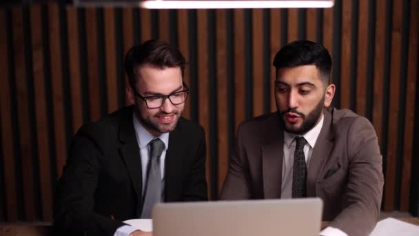 Επιχειρηματίας Μιλάει Συνάδελφό Του Στο Γραφείο Στο Τραπέζι — Αρχείο Βίντεο