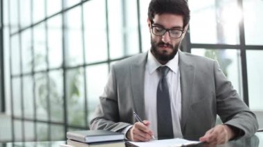 Genç işadamı ofiste bir sözleşme imzalama