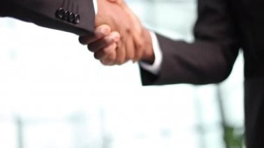 ofiste iki arkadaşı buluşması.