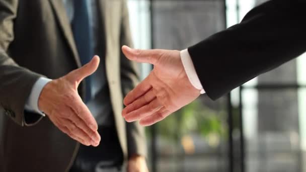 Zapraszamy Firmy Uścisk Dłoni Biznesmen Uścisnąć Dłoń Powitalny Uścisk Dłoni — Wideo stockowe